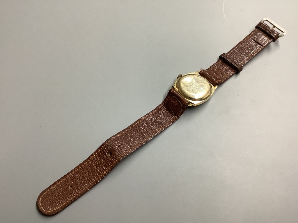 A gentleman’s 1930’s 9 carat gold manual wind wristwatch, on leather strap, case diameter 28 mm excluding crown.